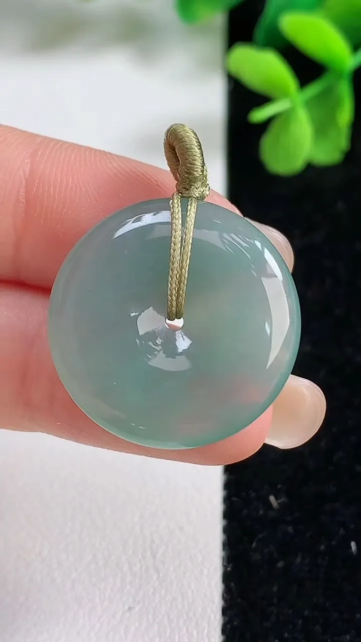 天然A货翡翠平安扣吊坠，尺寸23.8-4.2，重量:5.55g
9月9日