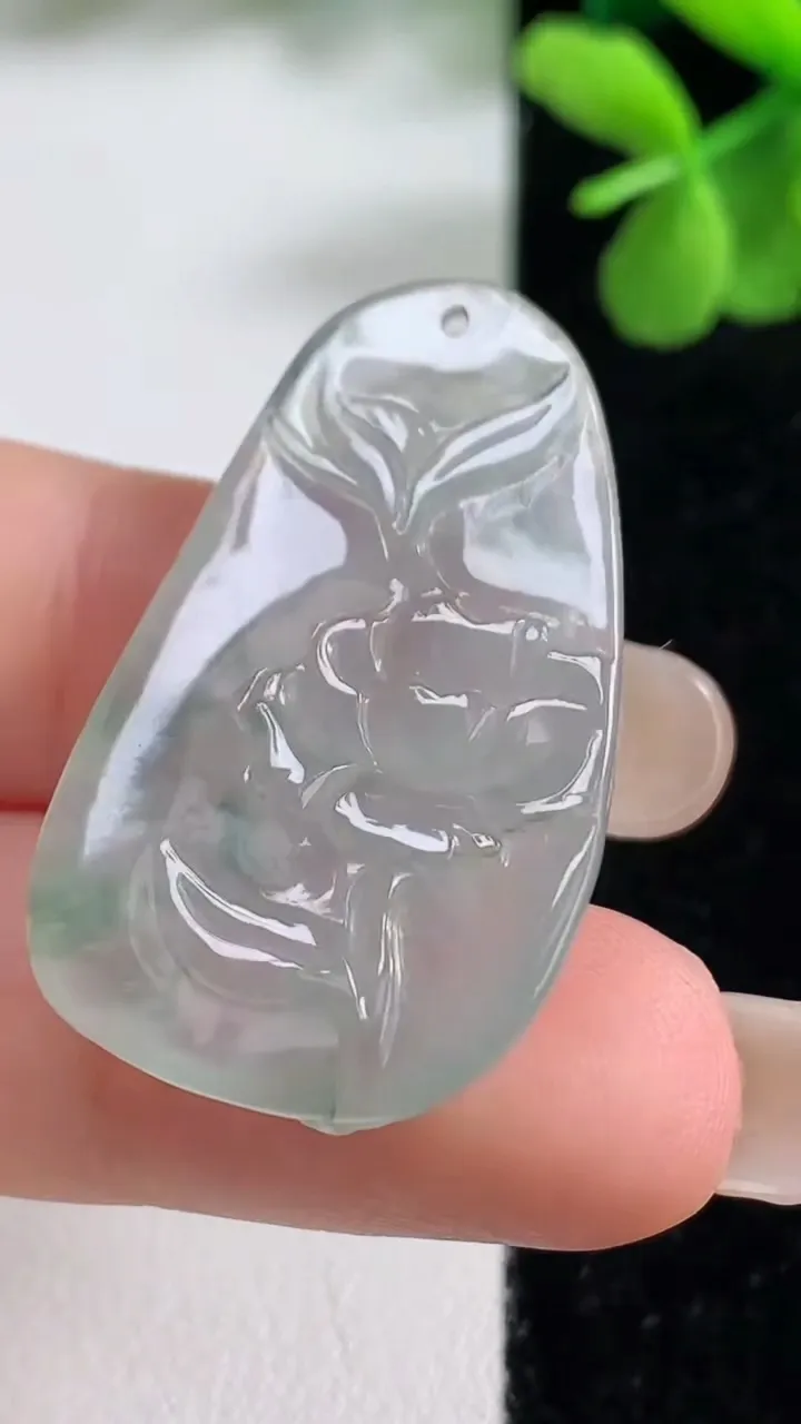天然A货翡翠冰种飘花鸟语花香吊坠，尺寸34.7-20.4-5.8，重量:7.55g
9月9日