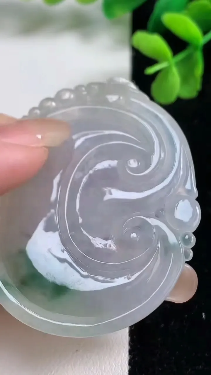 天然A货翡翠冰种飘花如意吊坠，尺寸52.6-41.8-5.2，重量:23.29g
9月9日