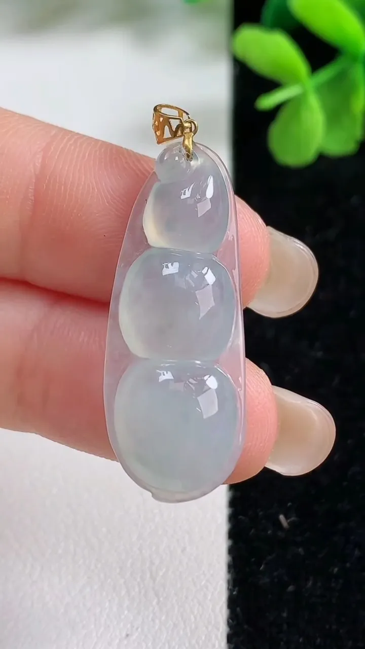 天然A货翡翠福豆吊坠，尺寸32.3-12.6-4.3，重量:3.31g
9月9日