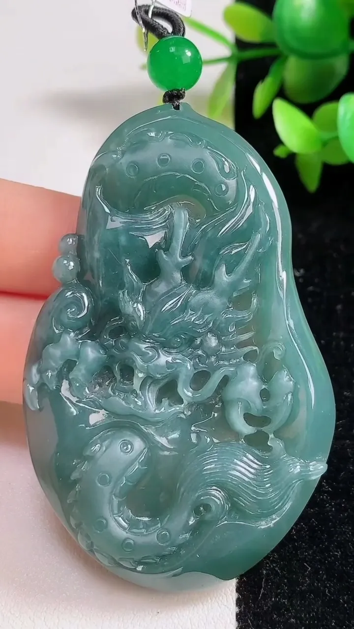 天然A货翡翠蓝水龙牌吊坠，尺寸 68.3-43.3-6.8，重: 36.22g
9月9日