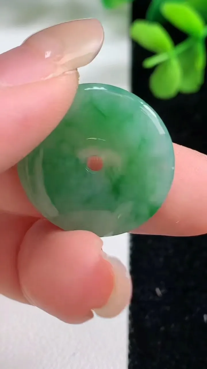 天然A货翡翠平安扣吊坠，尺寸22.6-3，重量:3.96g
9月9日
