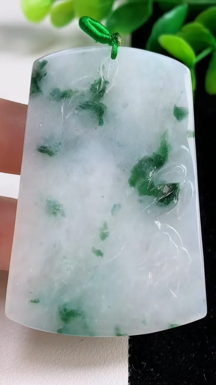 天然A货翡翠冰种飘花祥龙大日如来吊坠，尺寸60.6-41.6-6.7，重量:37.32g
9月9日