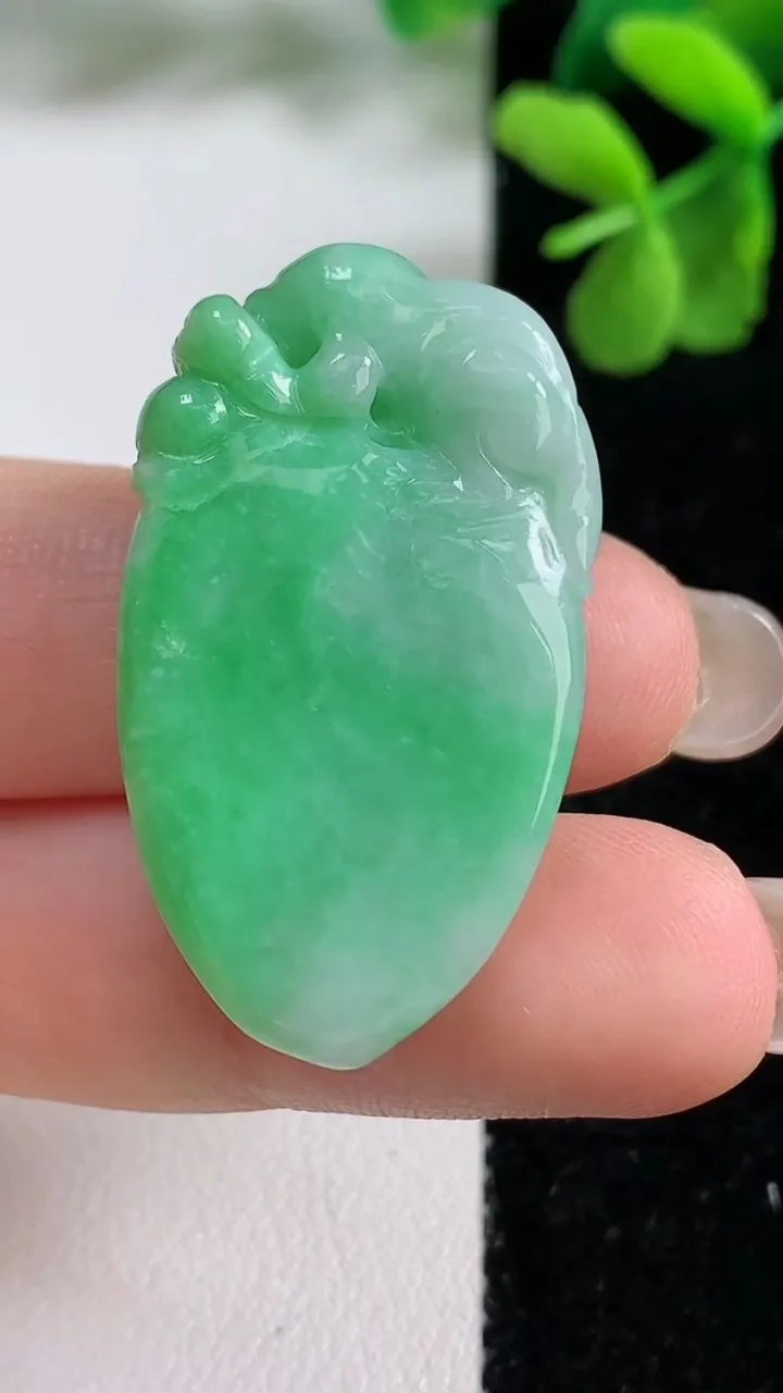 天然A货翡翠福瓜吊坠，尺寸35.5-20.2-9，重量:11.63g
9月9日