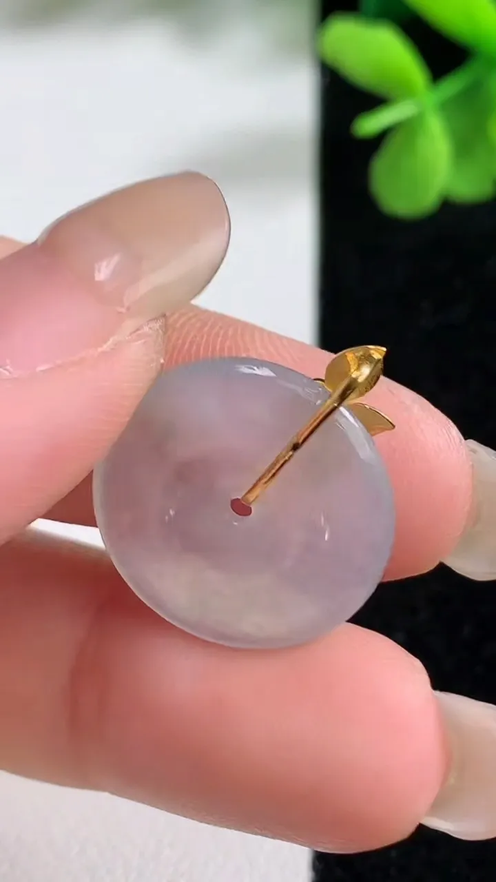 天然A货翡翠种白冰平安扣吊坠，尺寸18.5-3.5，重量:2.89g
9月9日
