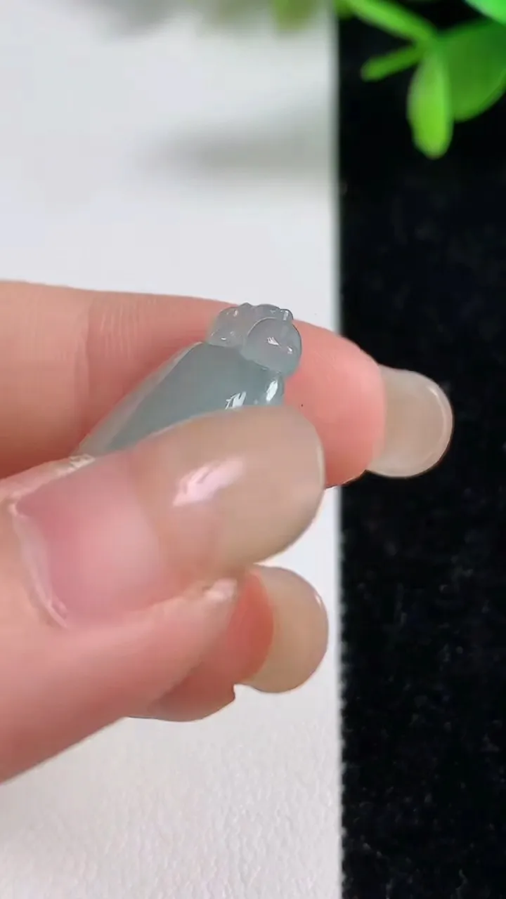 天然A货翡翠福瓜吊坠，尺寸31.2-17-6.5，重:5.14g
9月9日