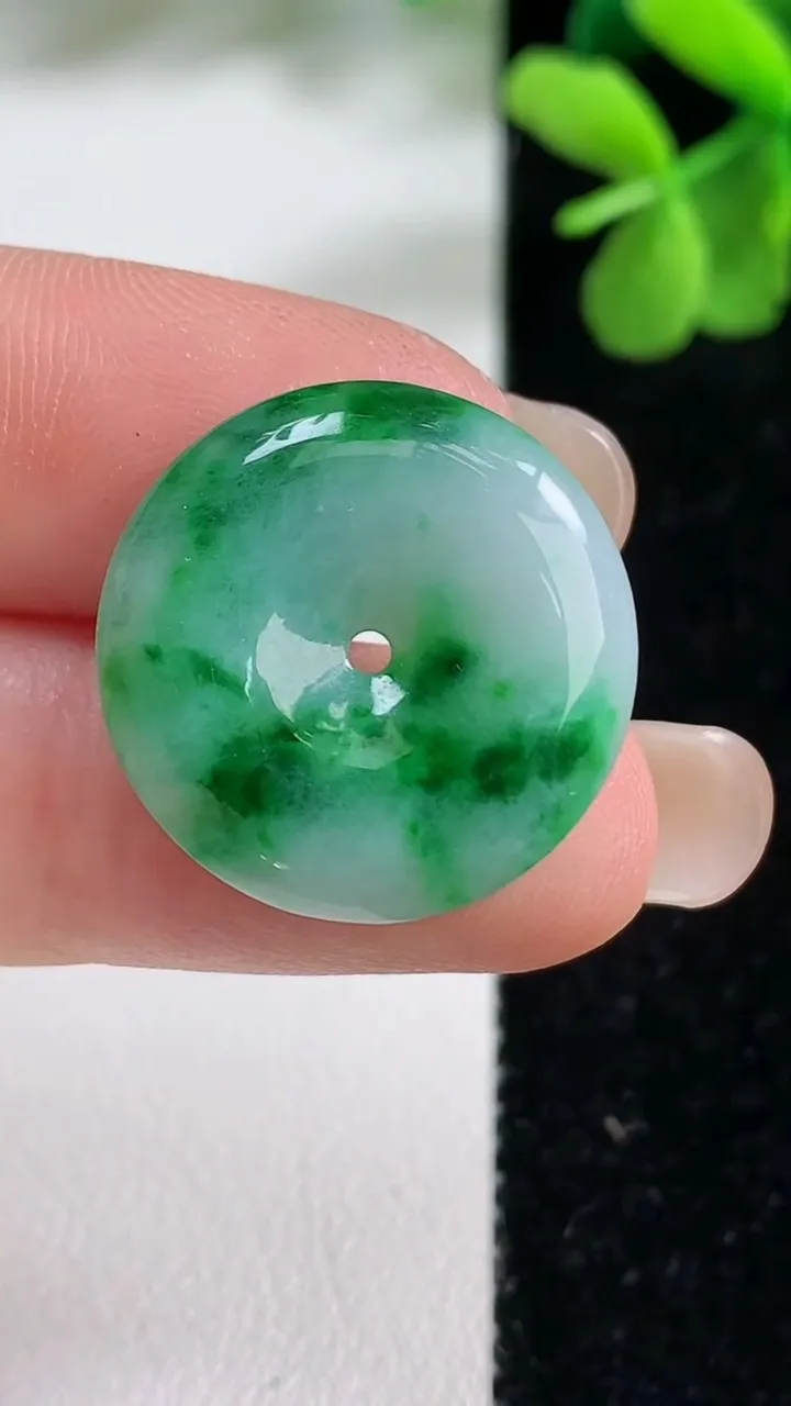 天然A货翡翠平安扣吊坠，尺寸20.8-4.2，重量:4.25g
9月9日
