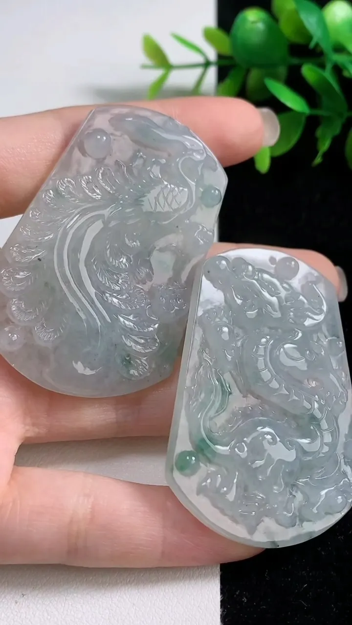 天然A货翡翠飘花龙凤呈祥吊坠一对，尺寸55.4-39.8-6.2/55.4-38.5-6.3，重:25.70g
9月9日