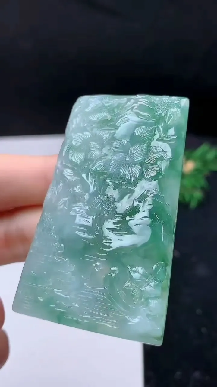 天然A货翡翠山水牌吊坠，尺寸61.6-38.8-6.4，重量:34.68g
9月9日