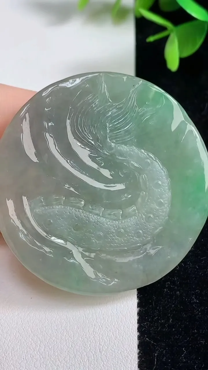 天然A货翡翠龙牌吊坠，尺寸52.8-11，重:46.65g
9月9日