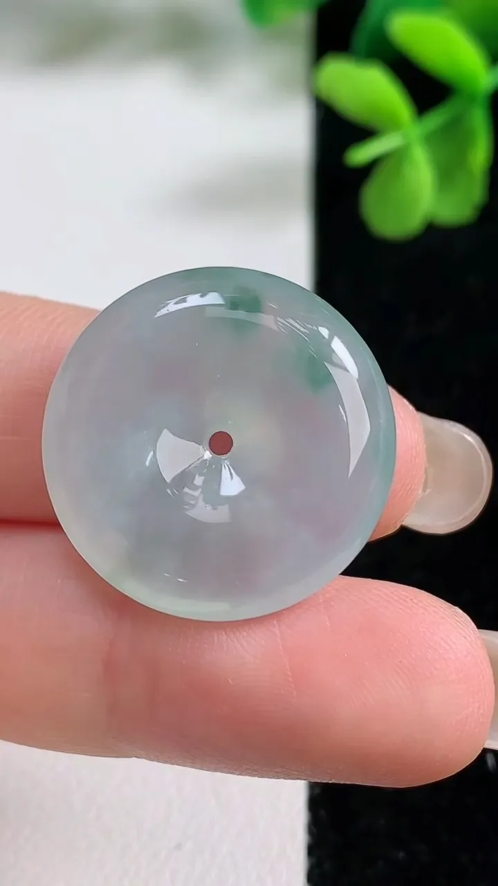 天然A货翡翠冰种飘花平安扣吊坠，尺寸22.8-5.4，重量:6.05g
9月9日