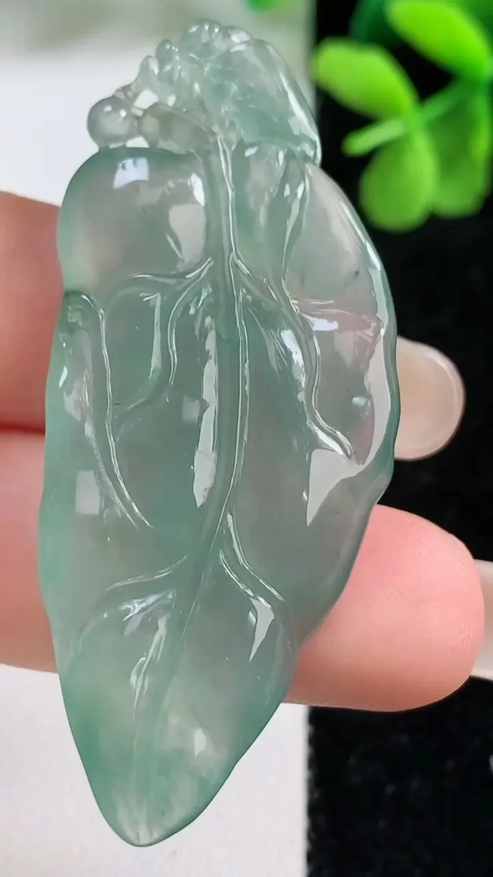 天然A货翡翠树叶吊坠，尺寸52-21.2-4.3，重量:9.55g
9月9日