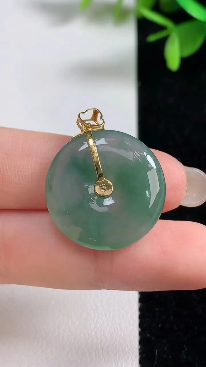 天然A货翡翠种飘花平安扣吊坠，尺寸23-5.2，重:5.80g
9月9日