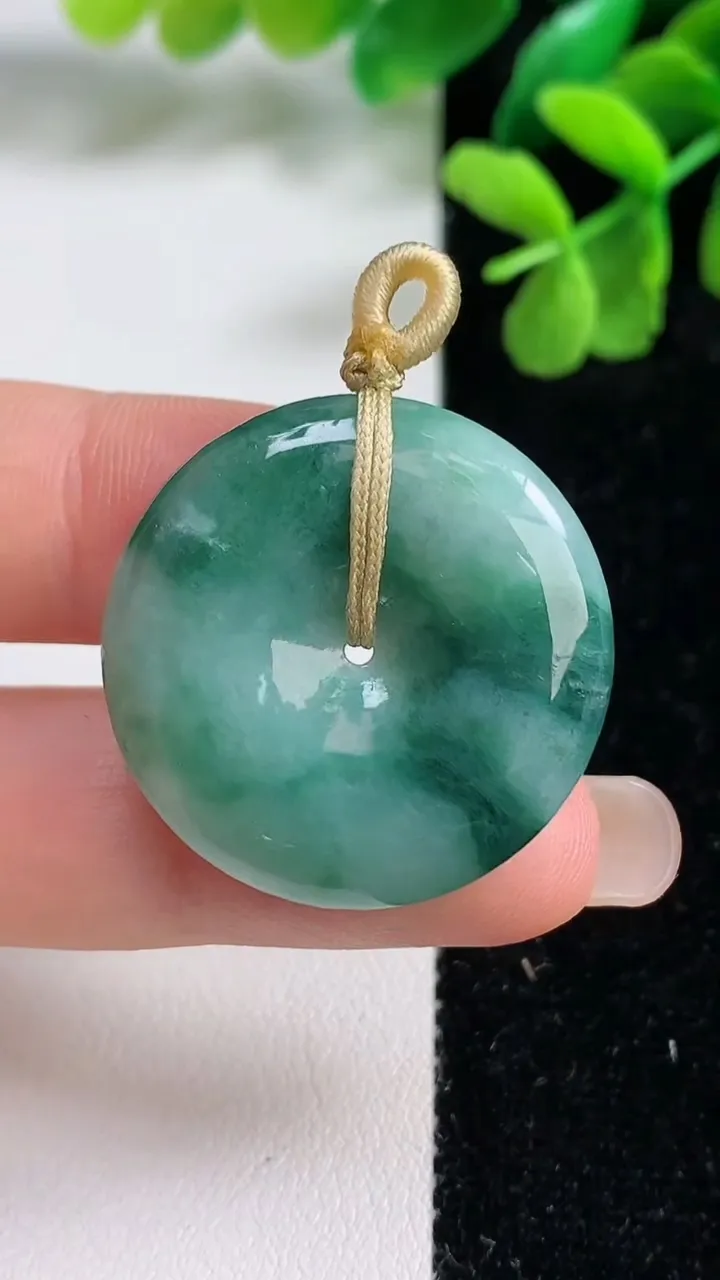 天然A货翡翠飘花平安扣吊坠，尺寸28.3-5.2，重量:9.30g
9月9日