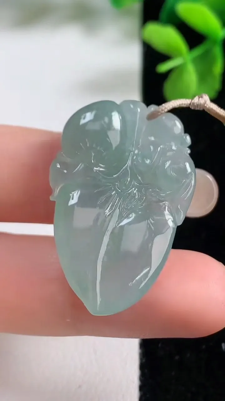 天然A货翡翠寿桃吊坠，尺寸33.8-22-5，重量:7.49g
9月9日