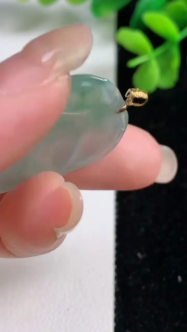 天然A货翡翠金枝玉叶 叶子吊坠，尺寸31.3-18.5-4，重量:4.26g
9月9日