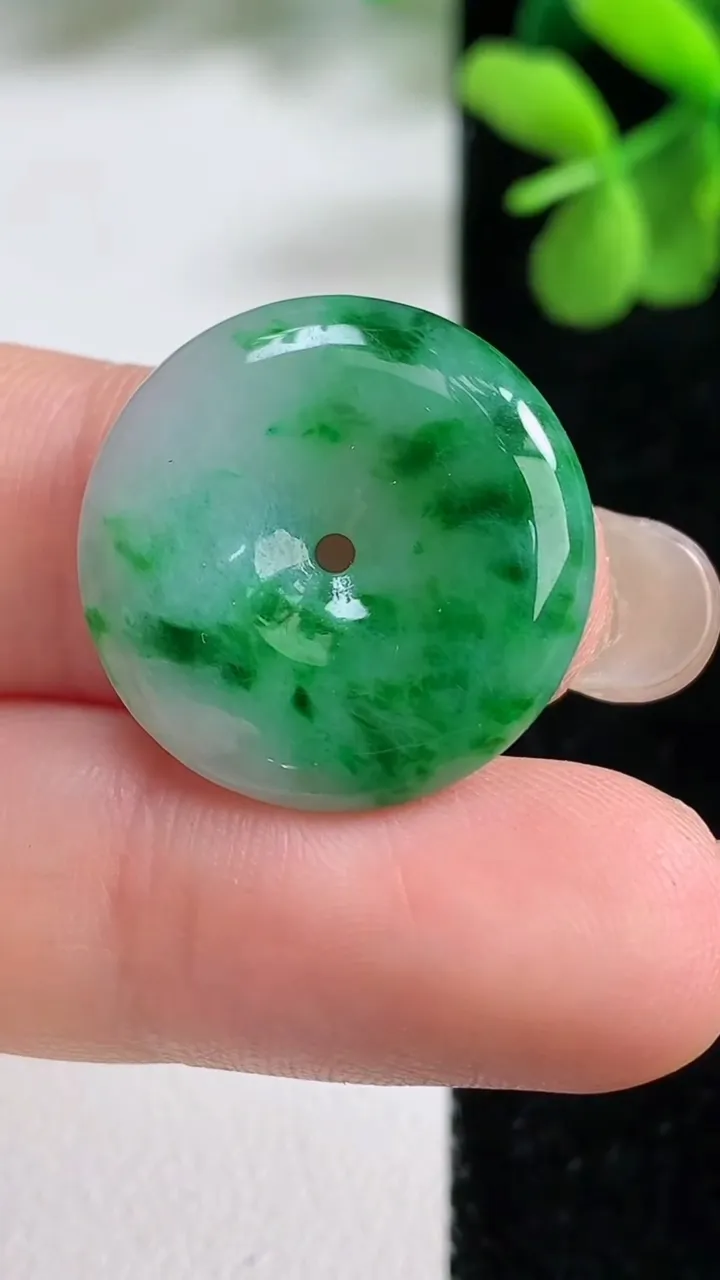 天然A货翡翠平安扣吊坠，尺寸20.8-4.2，重量:4.25g
9月9日