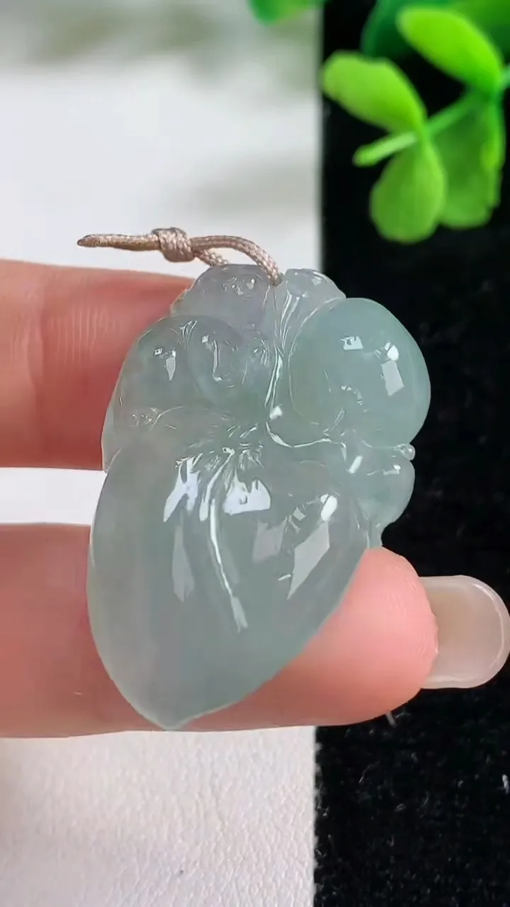 天然A货翡翠寿桃吊坠，尺寸33.8-22-5，重量:7.49g
9月9日