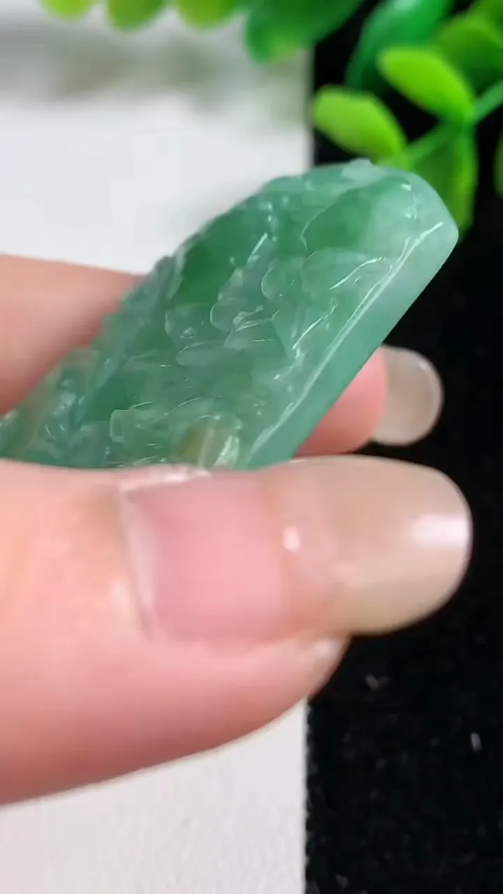 天然A货翡翠山水牌吊坠，尺寸57-33.2-4.8，重量:23.18g
9月9日