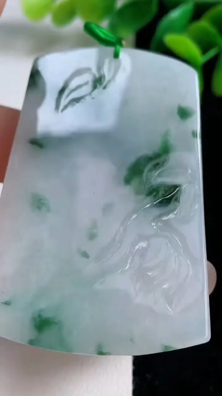 天然A货翡翠冰种飘花祥龙大日如来吊坠，尺寸60.6-41.6-6.7，重量:37.32g
9月9日
