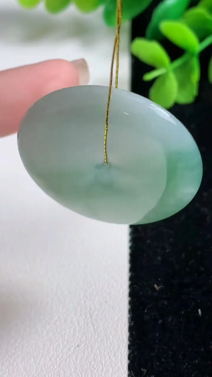 天然A货翡翠平安扣吊坠，尺寸34.3-5.4，重量:14.36g
9月9日