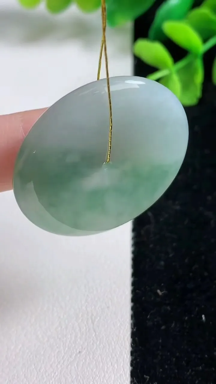 天然A货翡翠平安扣吊坠，尺寸34.3-5.4，重量:14.36g
9月9日