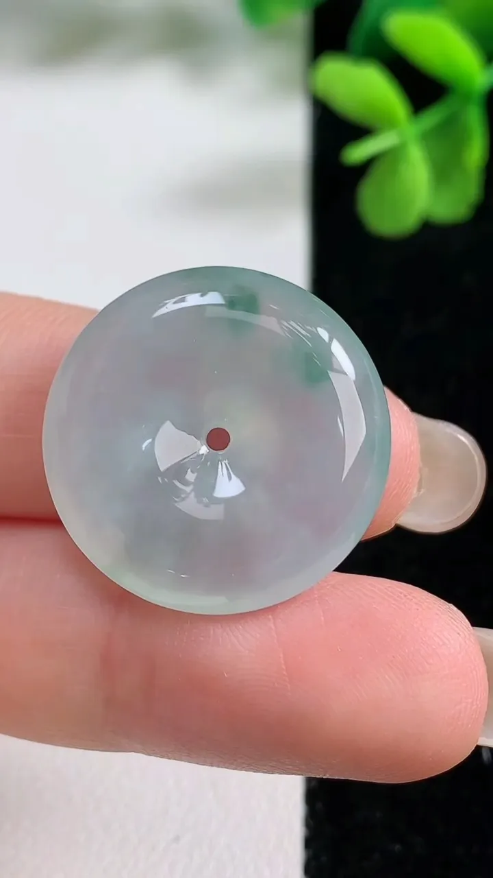 天然A货翡翠冰种飘花平安扣吊坠，尺寸22.8-5.4，重量:6.05g
9月9日