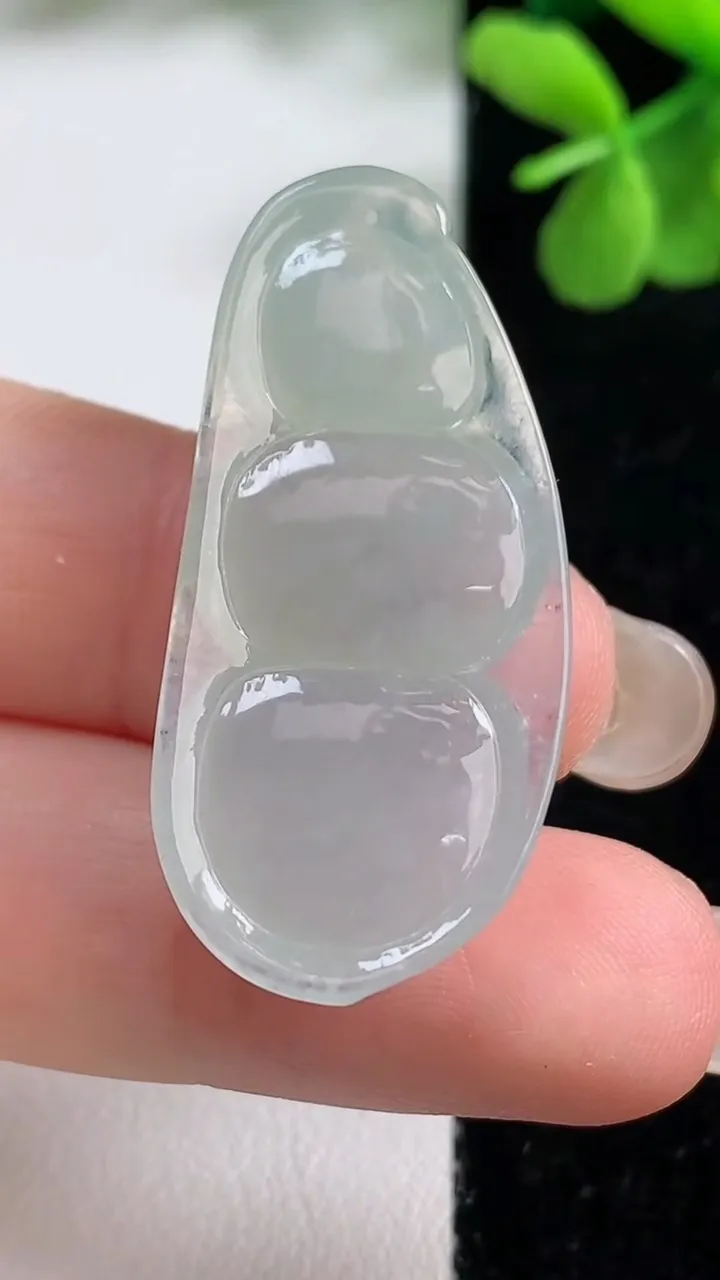天然A货翡翠福豆吊坠，尺寸36-17.3-8.8，重量:6.94g
9月9日