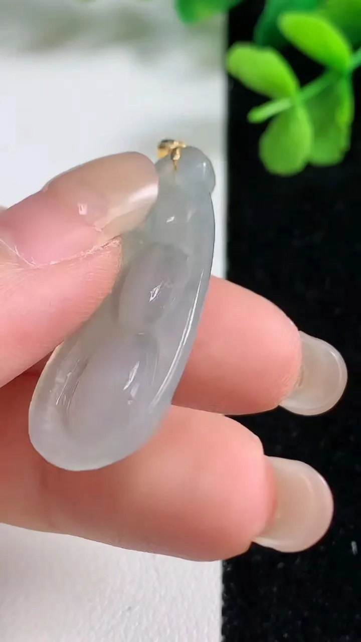 天然A货翡翠福豆吊坠，尺寸37.5-15.3-5.4，重量:5.61g
9月9日