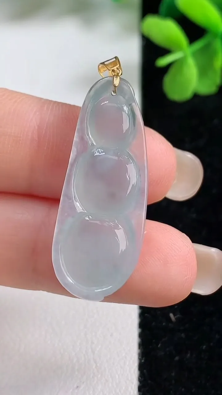 天然A货翡翠福豆吊坠，尺寸32.3-12.6-4.3，重量:3.31g
9月9日