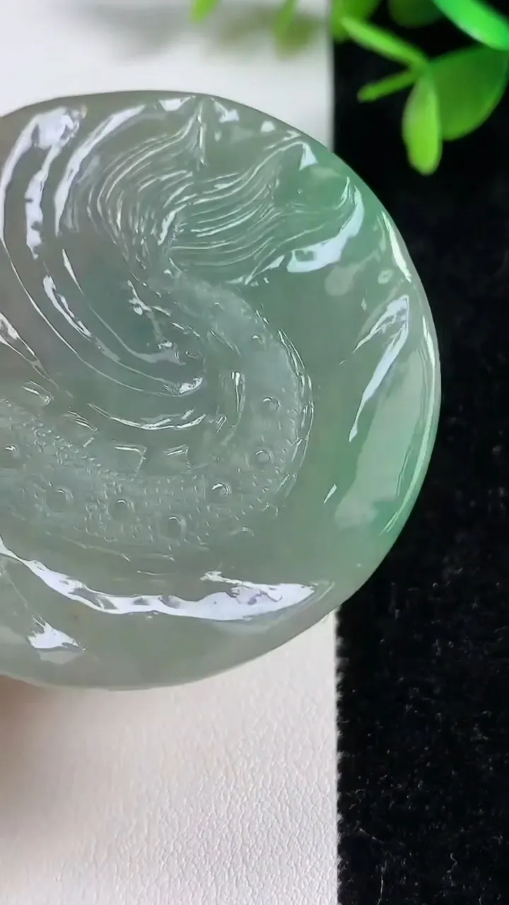 天然A货翡翠龙牌吊坠，尺寸52.8-11，重:46.65g
9月9日