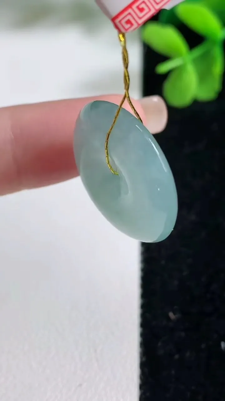 天然A货翡翠平安扣吊坠，尺寸21.2-4.8，重量:4.84g
9月9日