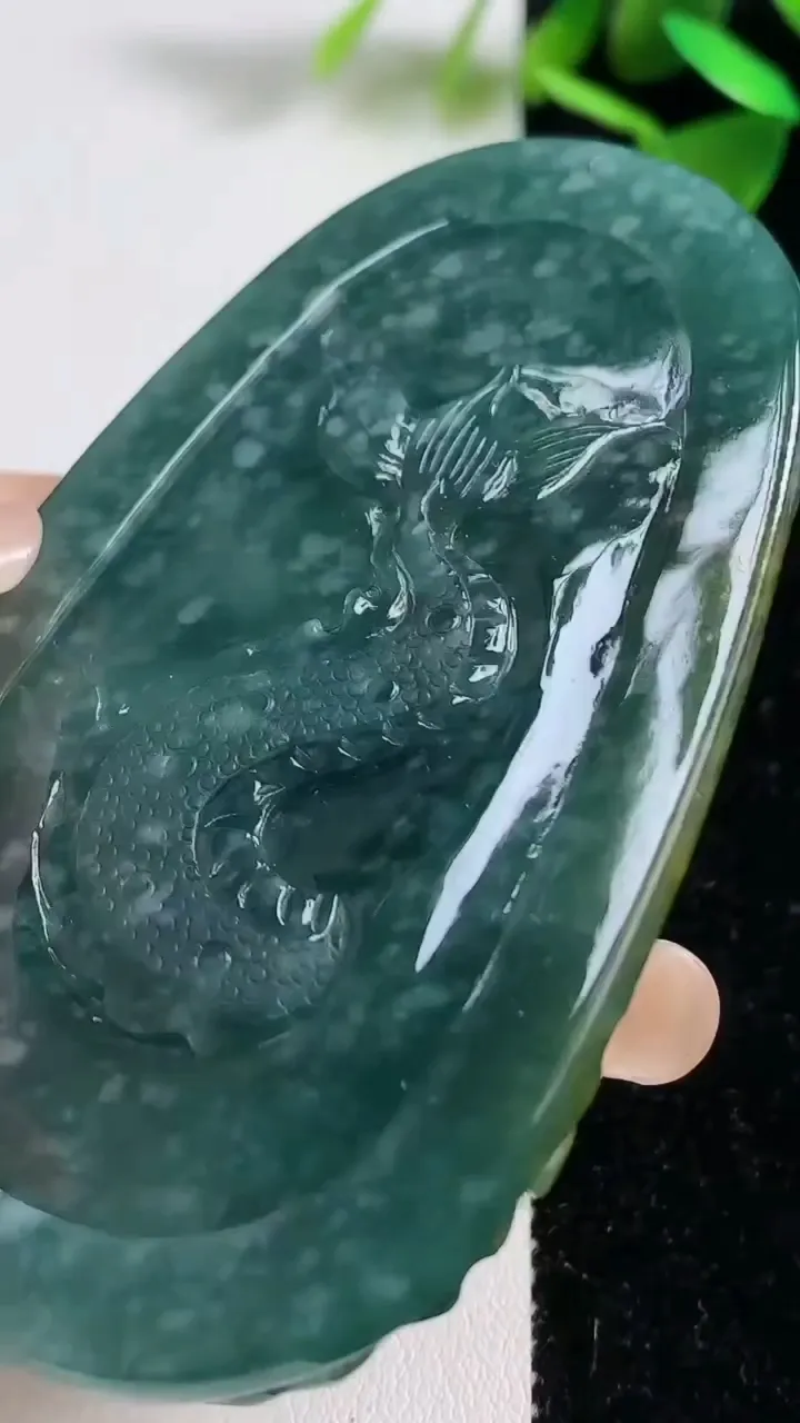 天然A货翡翠蓝水双彩龙牌吊坠，尺寸75.3-45.5-11，重:63.75g
9月9日