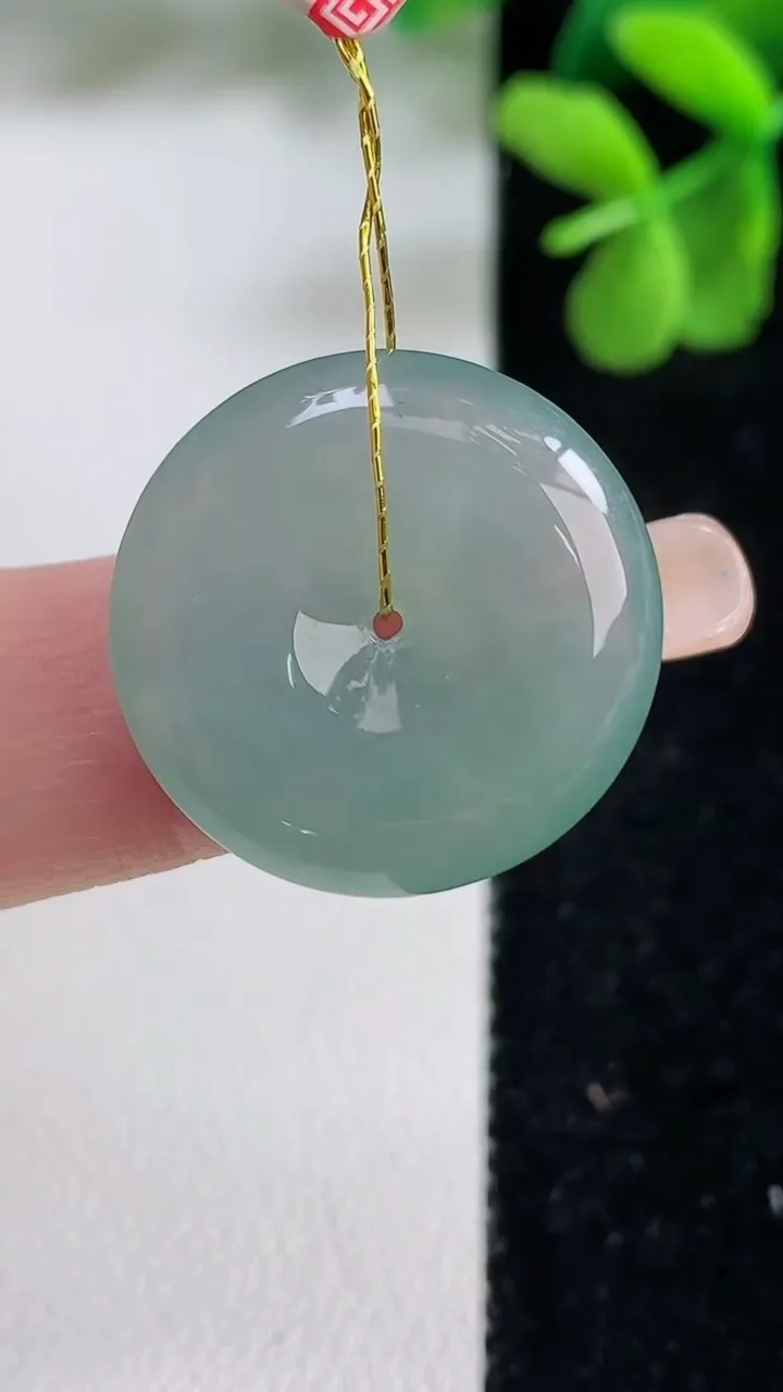 天然A货翡翠平安扣吊坠，尺寸21.2-4.8，重量:4.84g
9月9日