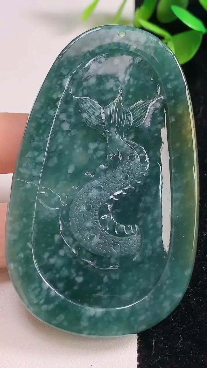 天然A货翡翠蓝水双彩龙牌吊坠，尺寸75.3-45.5-11，重:63.75g
9月9日
