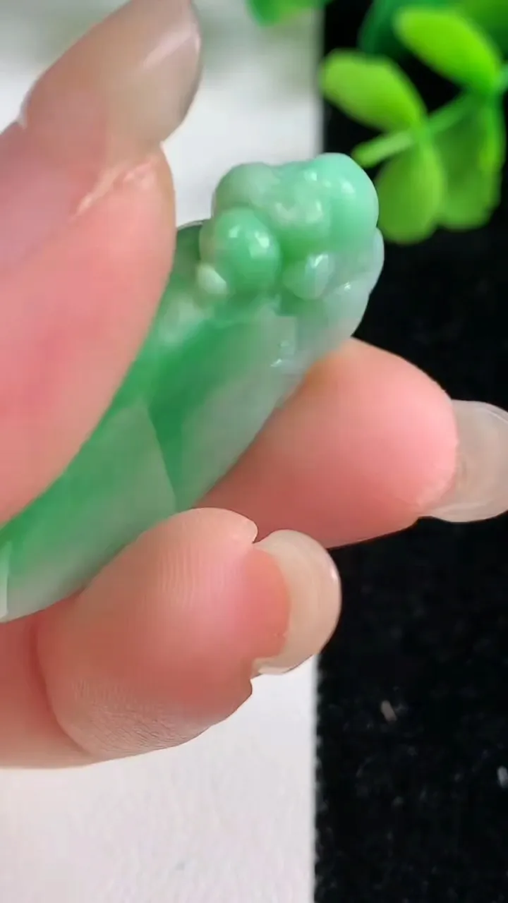 天然A货翡翠福瓜吊坠，尺寸35.5-20.2-9，重量:11.63g
9月9日