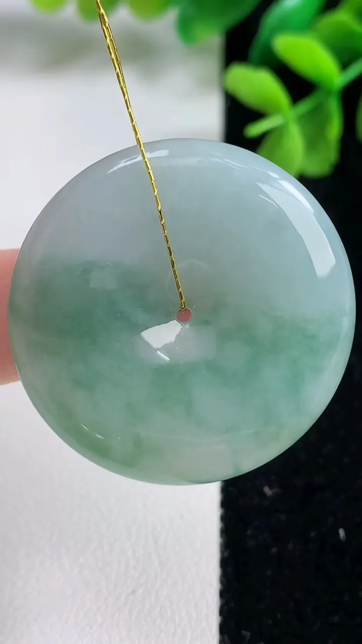 天然A货翡翠平安扣吊坠，尺寸34.3-5.4，重量:14.36g
9月9日