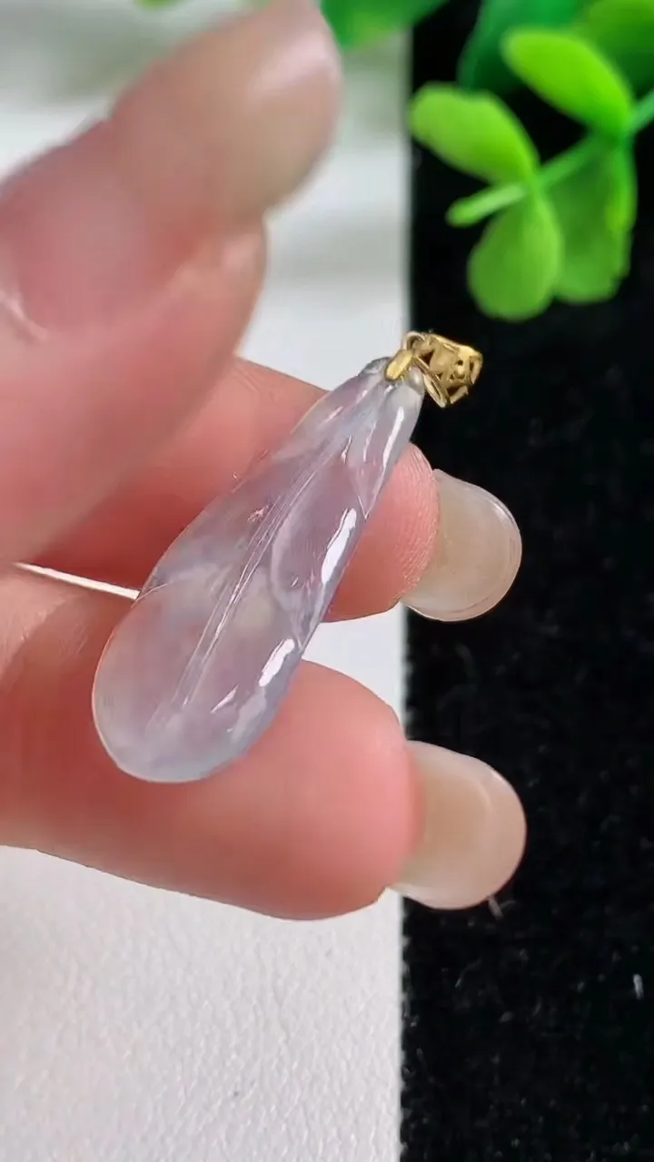 天然A货翡翠种白冰金枝玉叶 叶子吊坠，尺寸28.6-10-1.8，重量:1.10g
9月9日