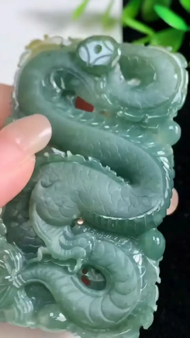 天然A货翡翠蓝水双彩祥龙观音菩萨吊坠，尺寸73.5-44-10.8，重:66.88g
9月9日
