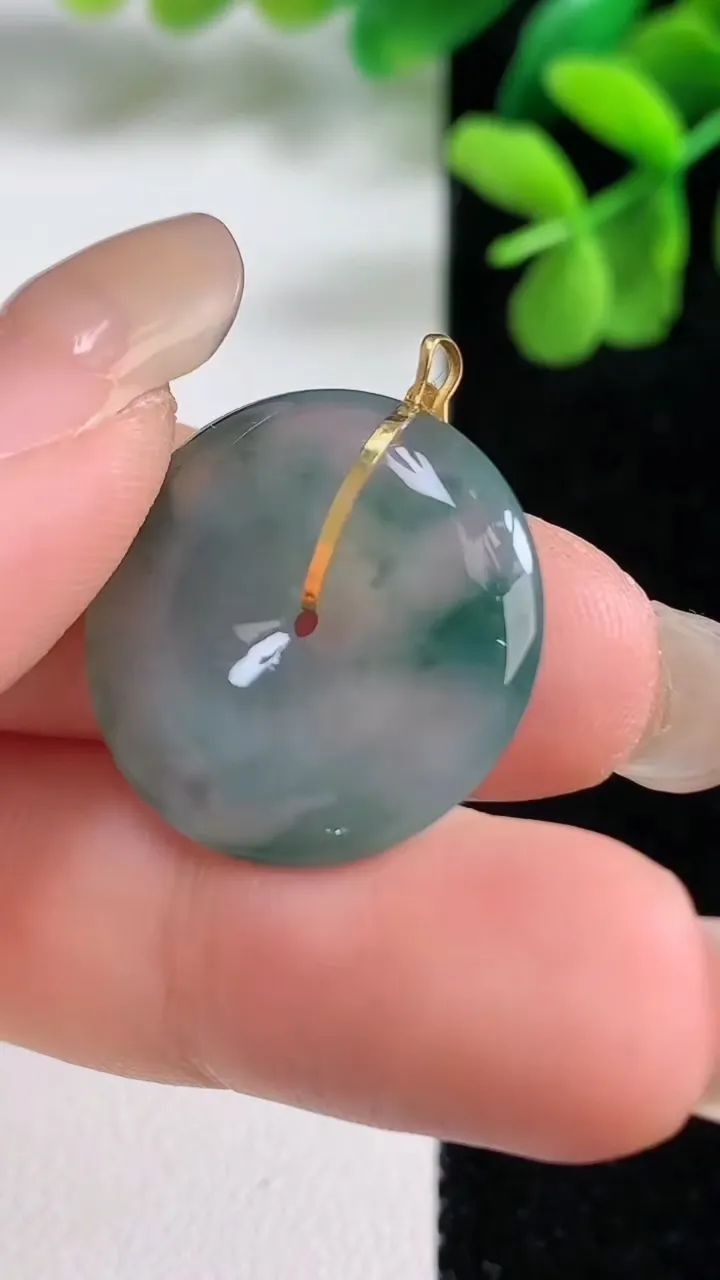 天然A货翡翠种飘花平安扣吊坠，尺寸21-4.4，重量:4.19g
9月9日