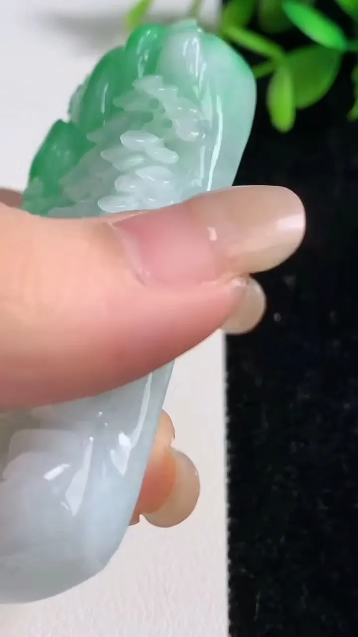 天然A货翡翠山水牌吊坠，尺寸73.2-40-13.2，重:82.43g
9月9日