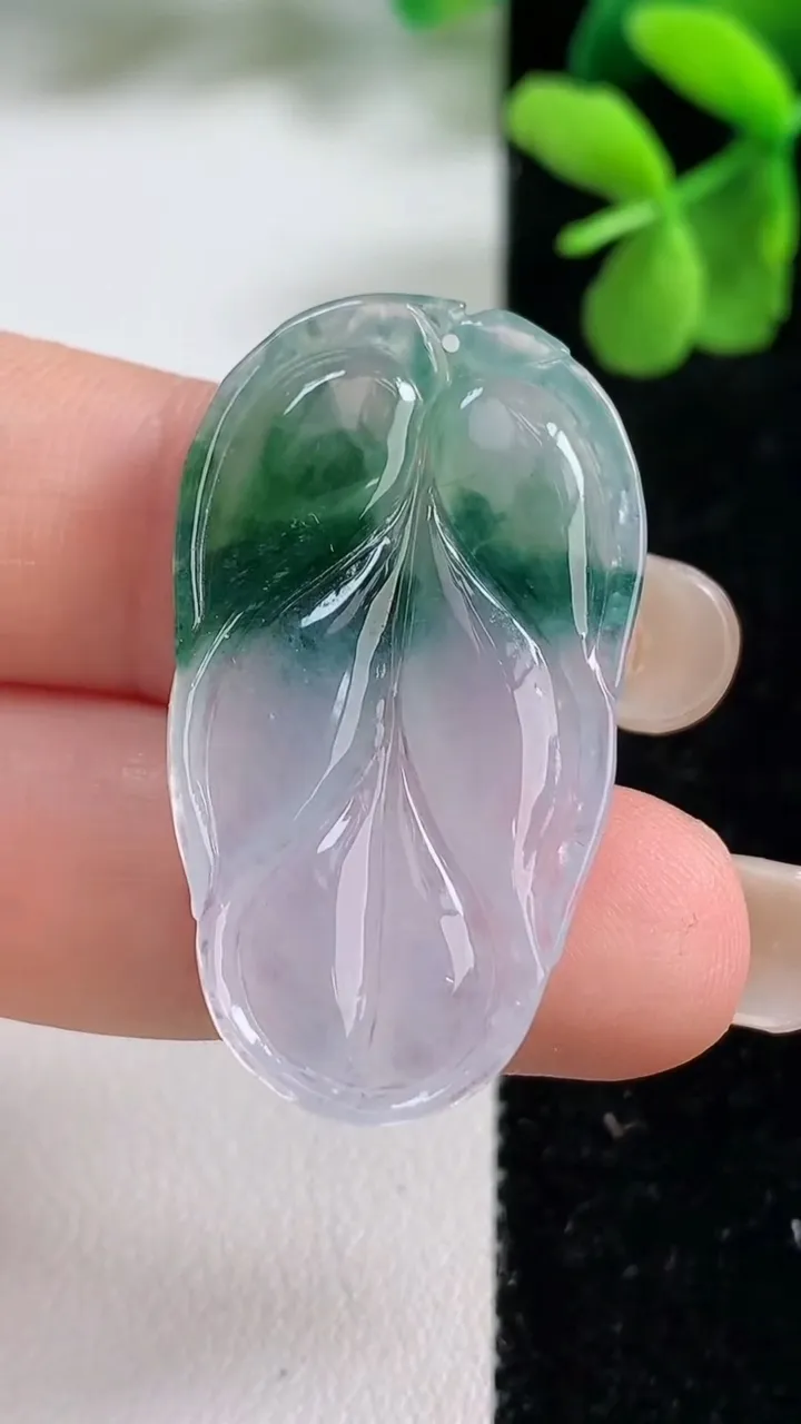 天然A货翡翠冰种飘花金枝玉叶 叶子吊坠，尺寸35.2-19.3-3.6，重量:5.26g
9月9日