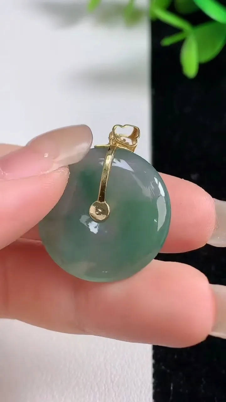 天然A货翡翠种飘花平安扣吊坠，尺寸23-5.2，重:5.80g
9月9日