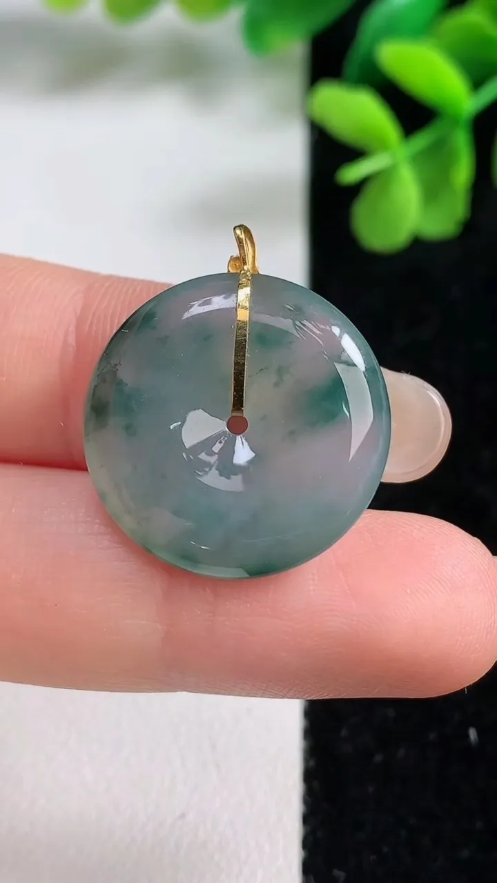 天然A货翡翠种飘花平安扣吊坠，尺寸21-4.4，重量:4.19g
9月9日