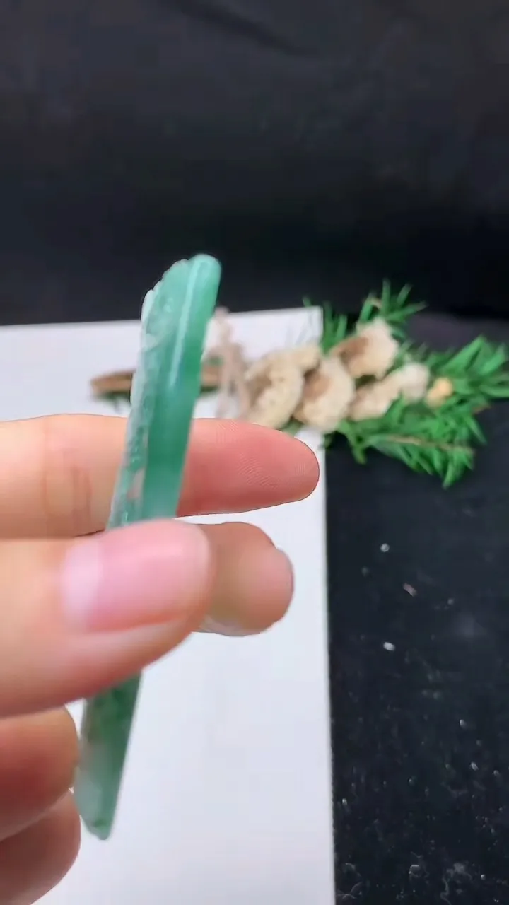 天然A货翡翠山水牌吊坠，尺寸61.6-38.8-6.4，重量:34.68g
9月9日
