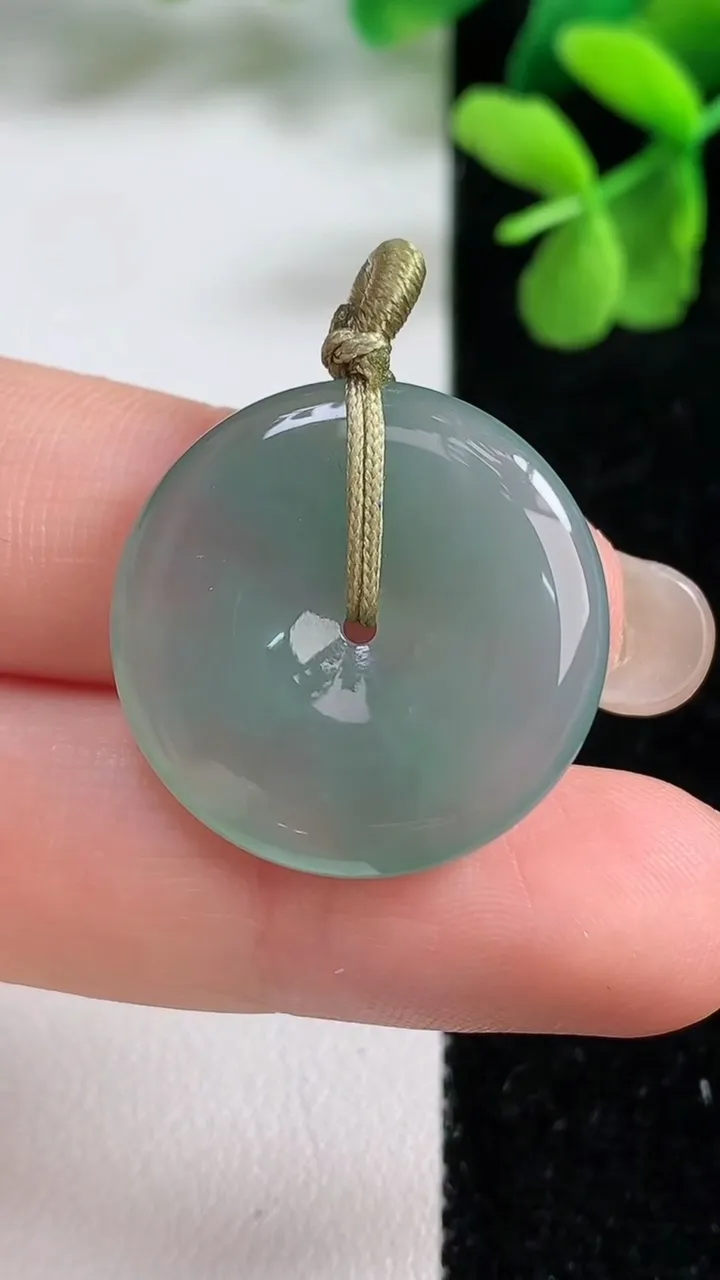 天然A货翡翠平安扣吊坠，尺寸23.8-4.2，重量:5.55g
9月9日