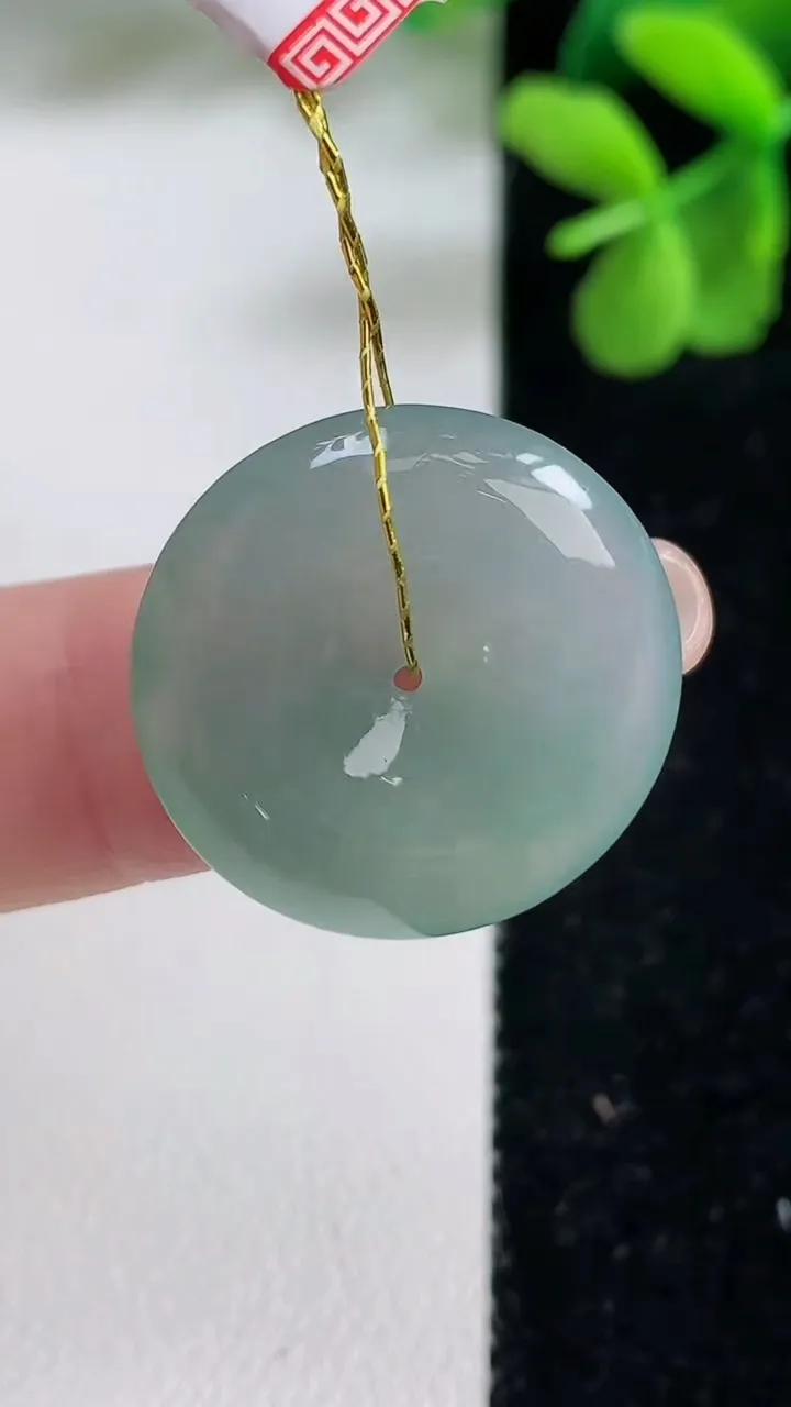 天然A货翡翠平安扣吊坠，尺寸21.2-4.8，重量:4.84g
9月9日
