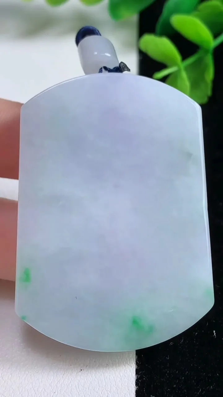 天然A货翡翠春带彩紫罗兰无事牌吊坠，尺寸53.4-38-5.6，重量:36.66g
9月9日
