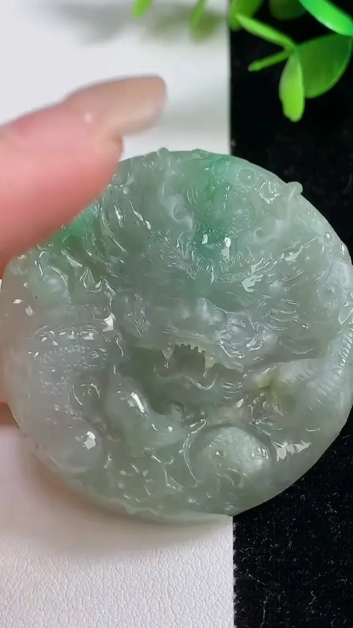 天然A货翡翠龙牌吊坠，尺寸52.8-11，重:46.65g
9月9日