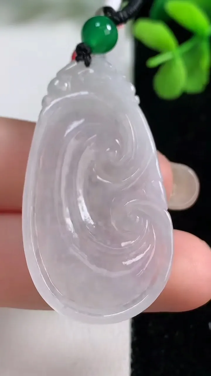 天然A货翡翠如意吊坠，尺寸43-22.4-4.4，重量:9.09g
9月9日